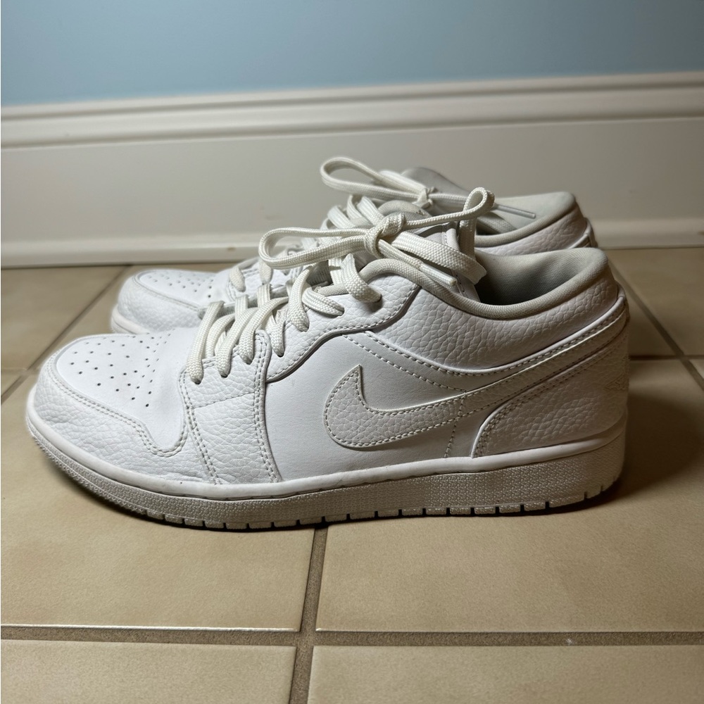 Jordan 1 Low Triple White (used like new) size 9.5 M